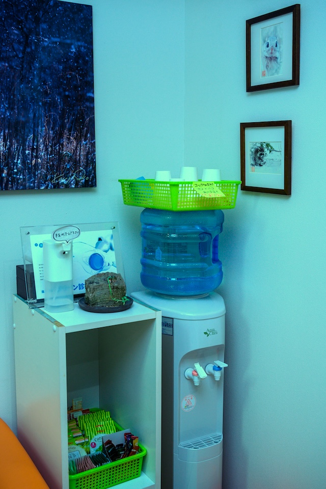 待合室のウォーターサーバー | エムズ歯科クリニック