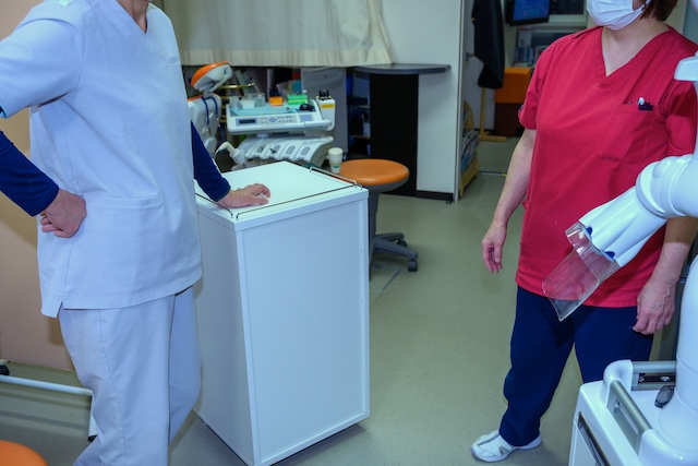 打ち合わせをする歯科医師と歯科衛生士 | エムズ歯科クリニック