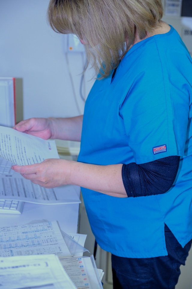 カルテを整理するスタッフ | エムズ歯科クリニック